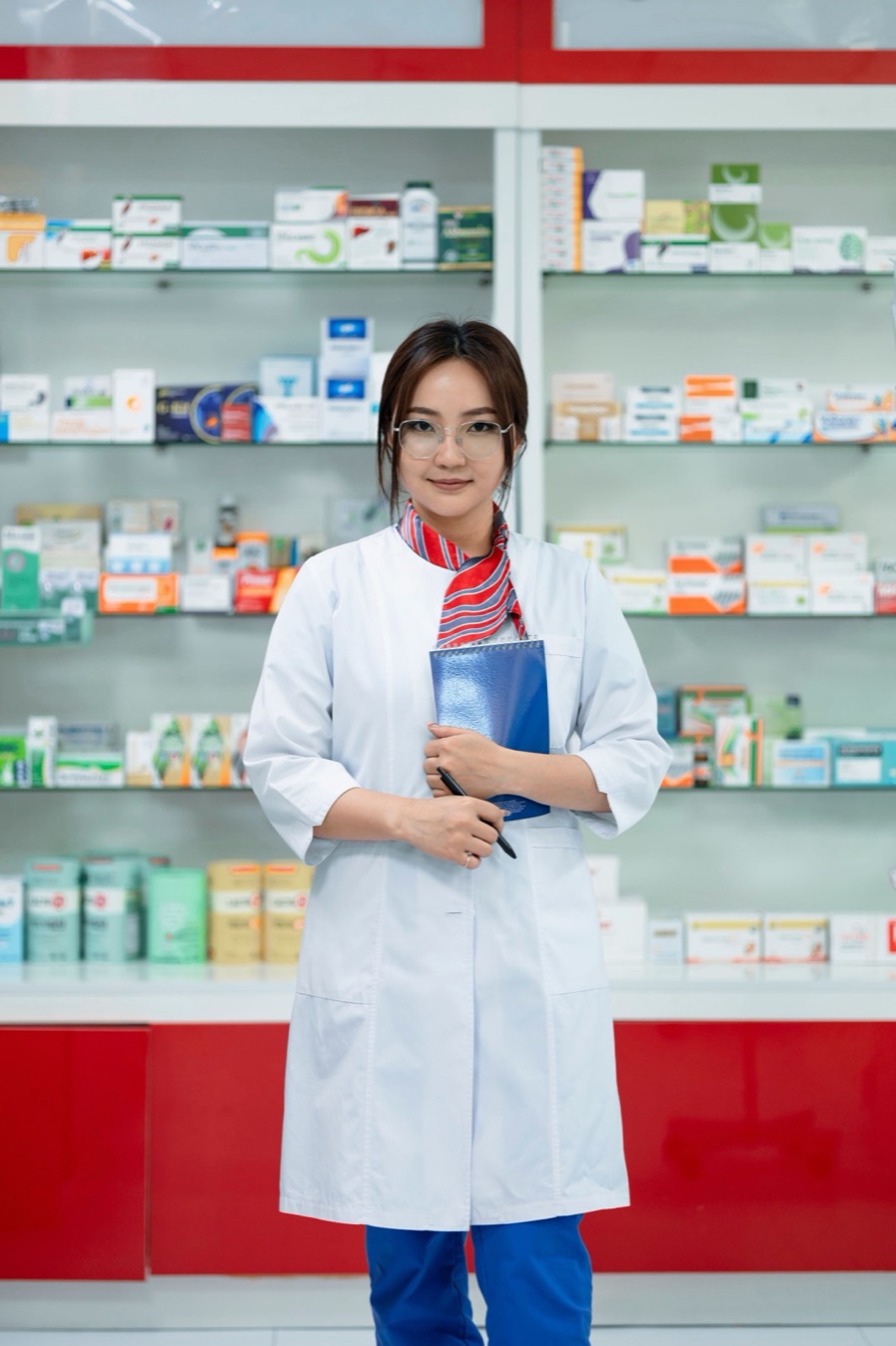 Farmacéutica con bata blanca en una farmacia